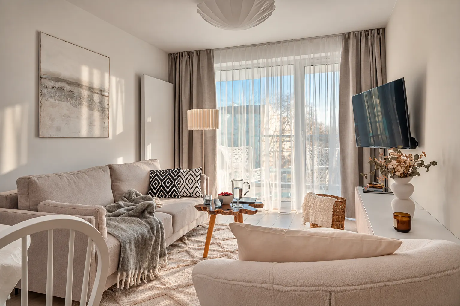 Salon w porannym świetle przy dużym oknie, Apartament Arena, Kołobrzeg