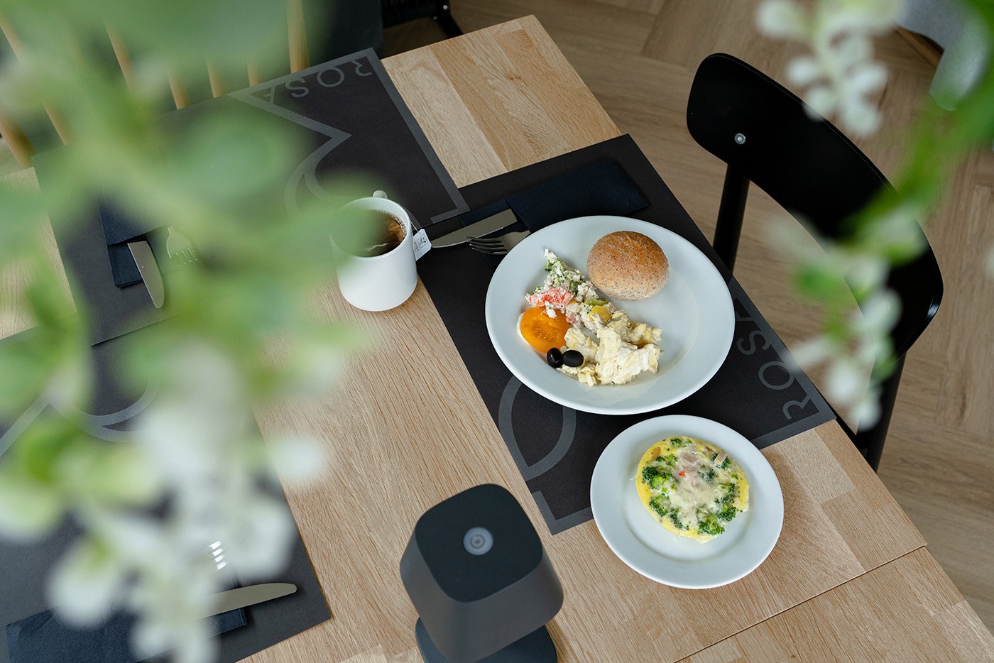 Śniadanie na stole w restauracyjnej strefie, Apartamenty Rosa Style