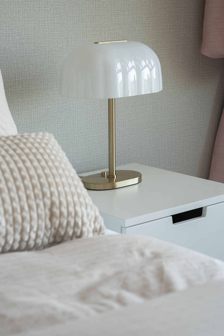 Detal łóżka i lampy nocnej, Apartament Okopowa 7, Kołobrzeg