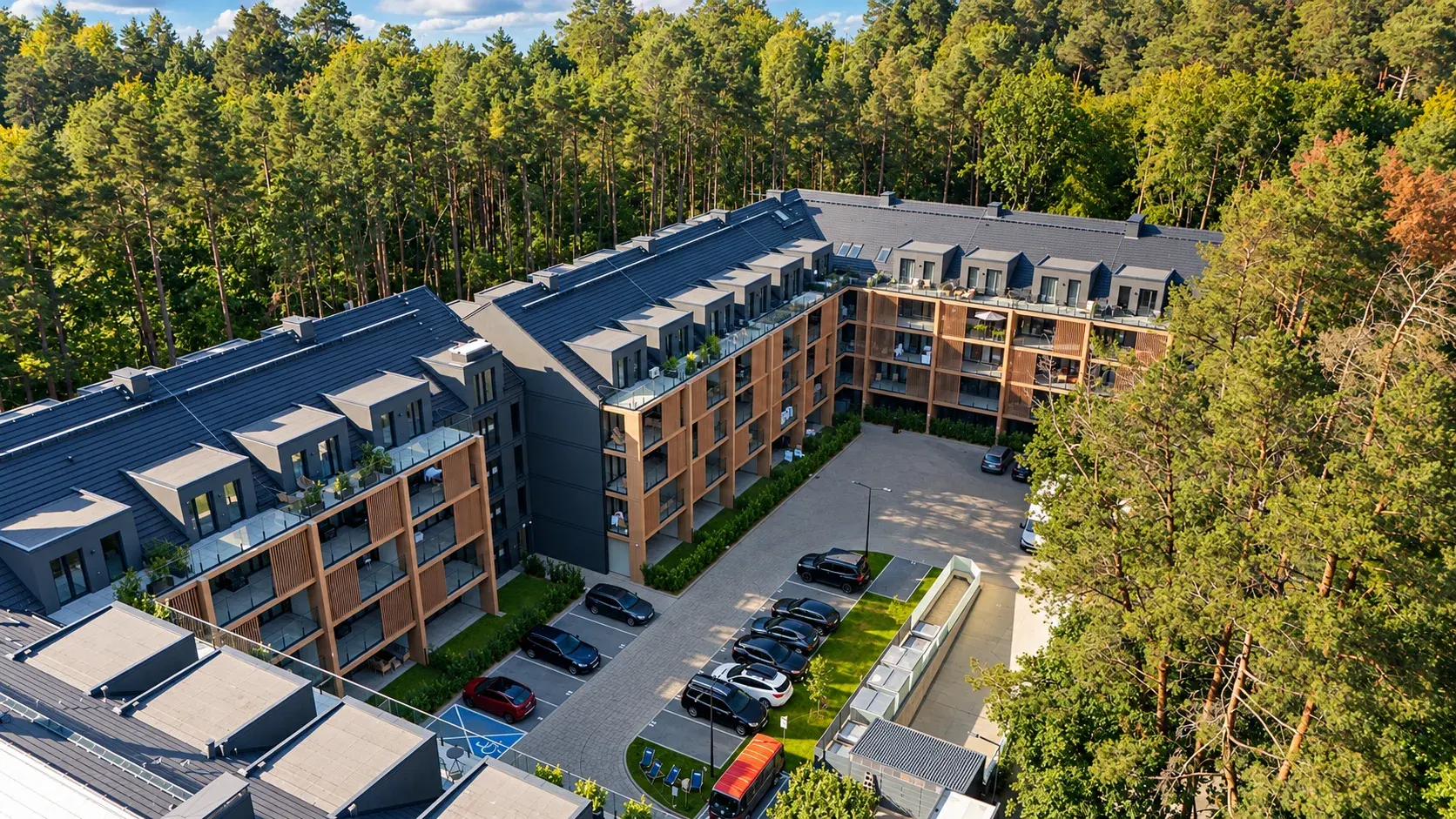 Ujęcie z drona pod kątem na dziedziniec i ciemne dachy z lukarnami, Sea & Forest