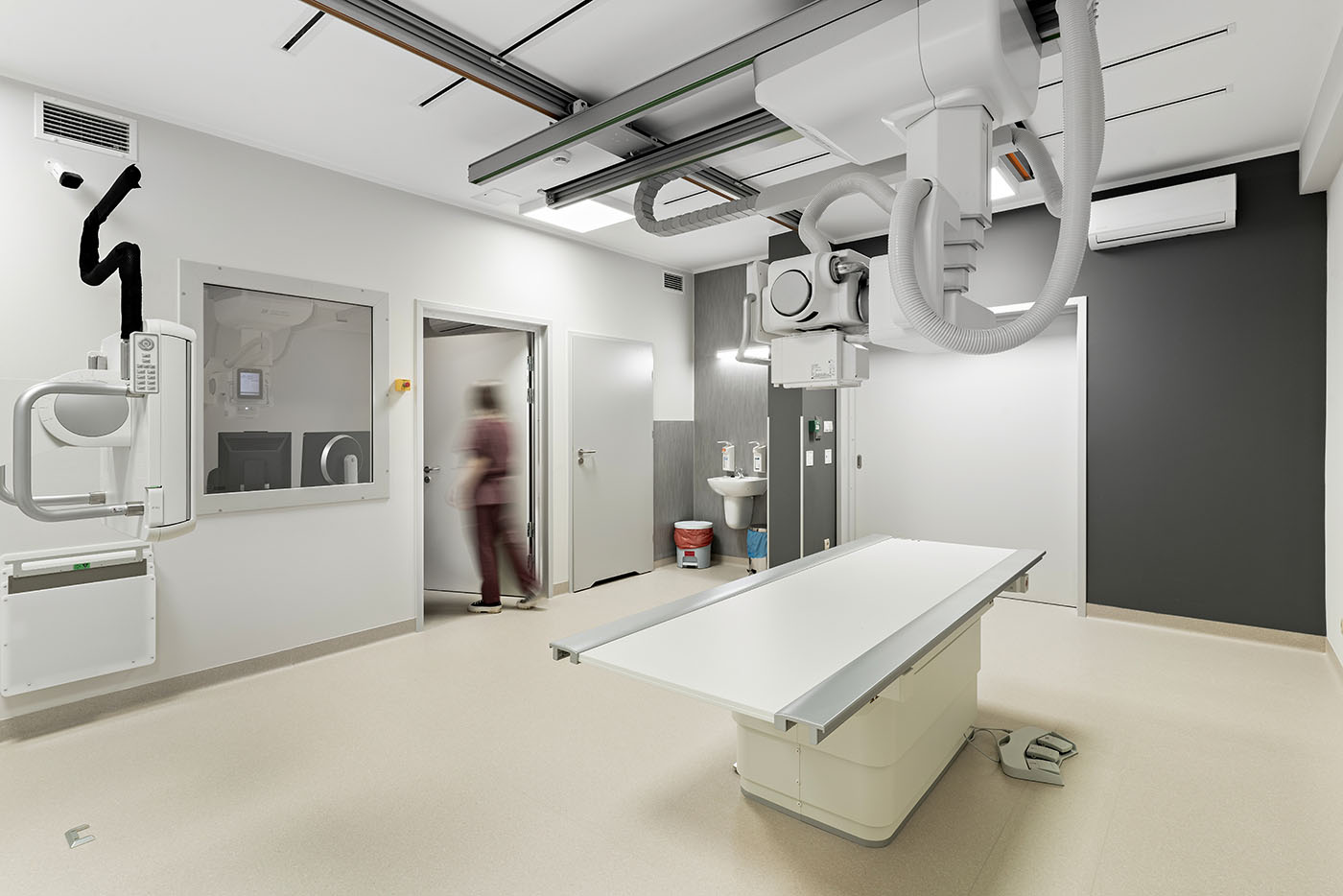 Pracownia RTG z aparatem uDR 780i PRO i personelem medycznym