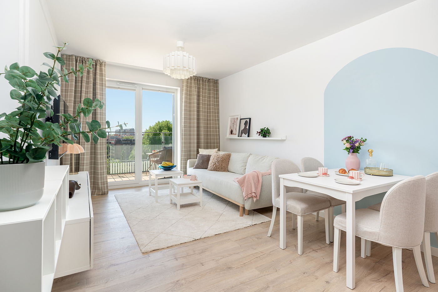 Błękitny łuk łączący salon, jadalnię i kuchnię, Apartament Okopowa 7, Kołobrzeg