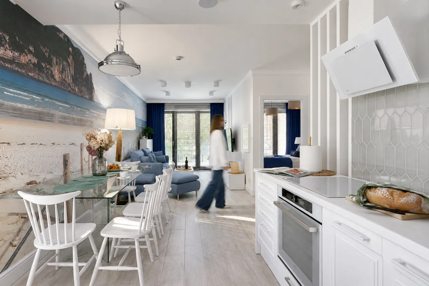Salon apartamentu w resorcie Sea & Forest w Międzyzdrojach z widokiem na las