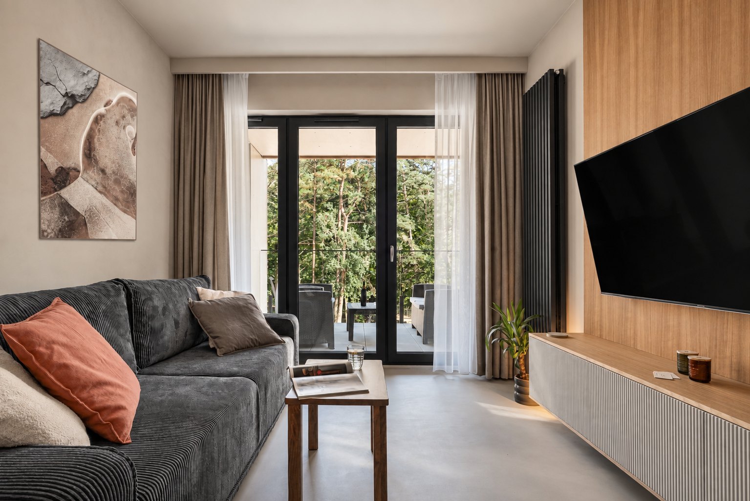 Szeroki widok salonu z telewizorem i jadalnią, Apartament Sea & Woods Star, Międzyzdroje
