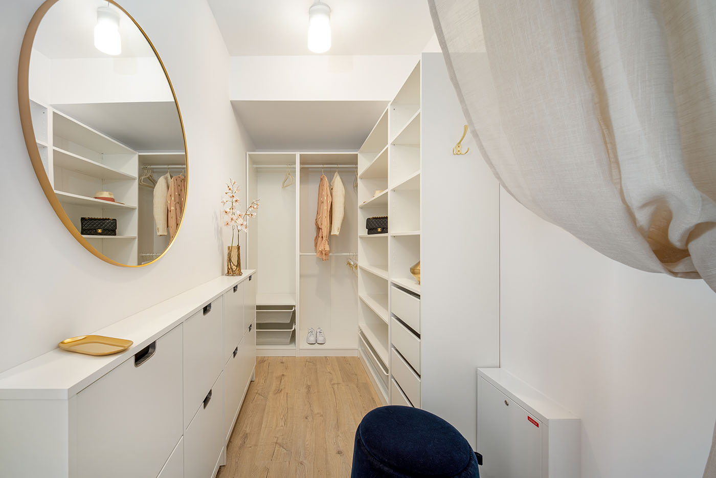 Biała głęboka garderoba z lustrem w złotej ramie, Apartament Okopowa 7, Kołobrzeg
