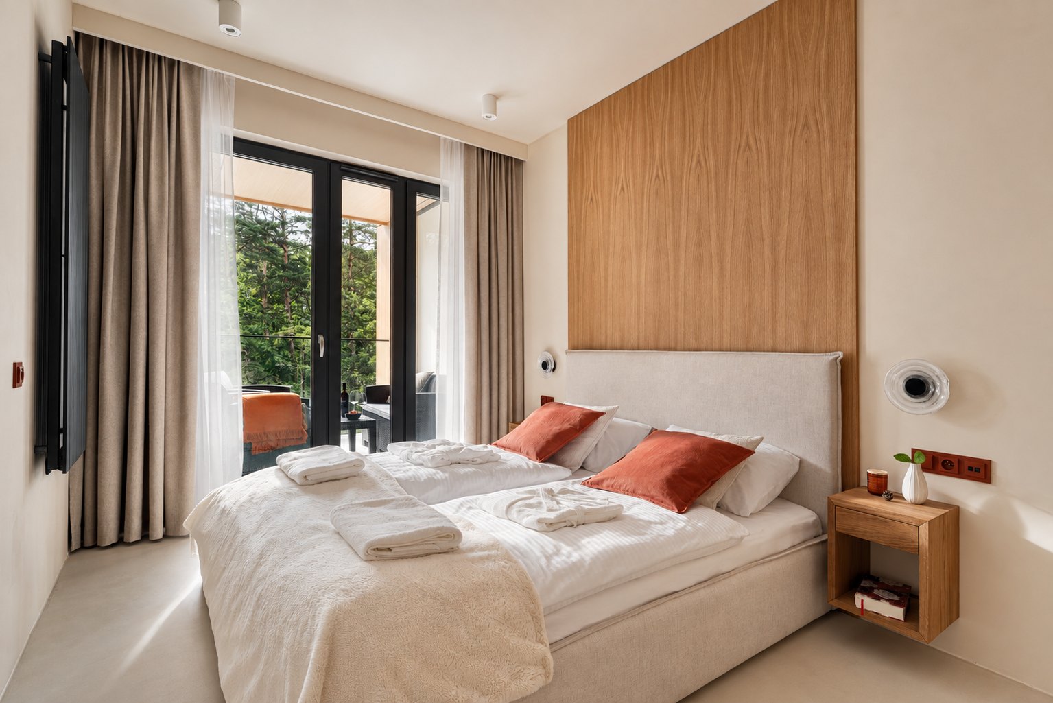 Sypialnia z terakotowymi poduszkami i drewnianą zabudową, Apartament Sea & Woods Star, Międzyzdroje