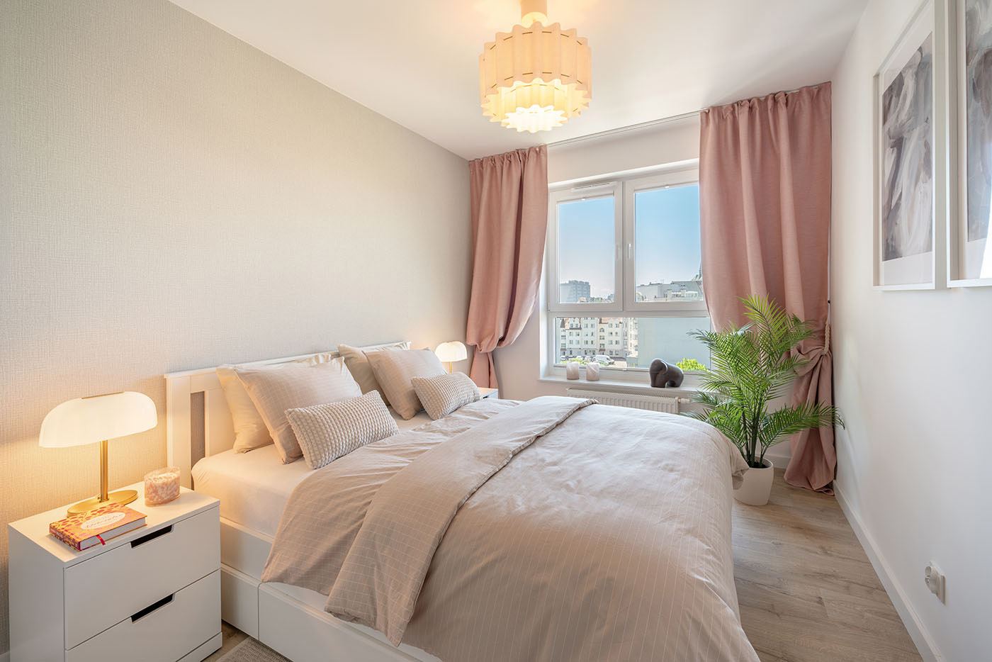 Sypialnia w jasnej palecie z różowym akcentem, Apartament Okopowa 7, Kołobrzeg