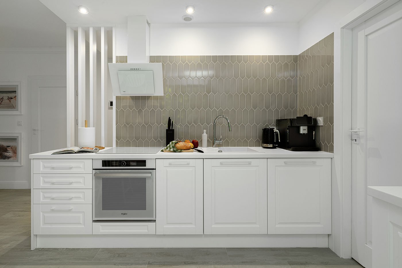 Minimalistyczna kuchnia z białą zabudową, Apartament Sea & Forest, Międzyzdroje