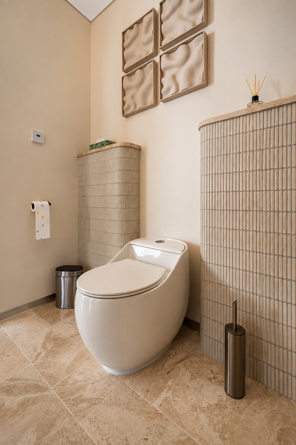Toaleta z geometryczną mozaiką i drewnianym detalem, Apartament Boutique No. 7, Międzyzdroje