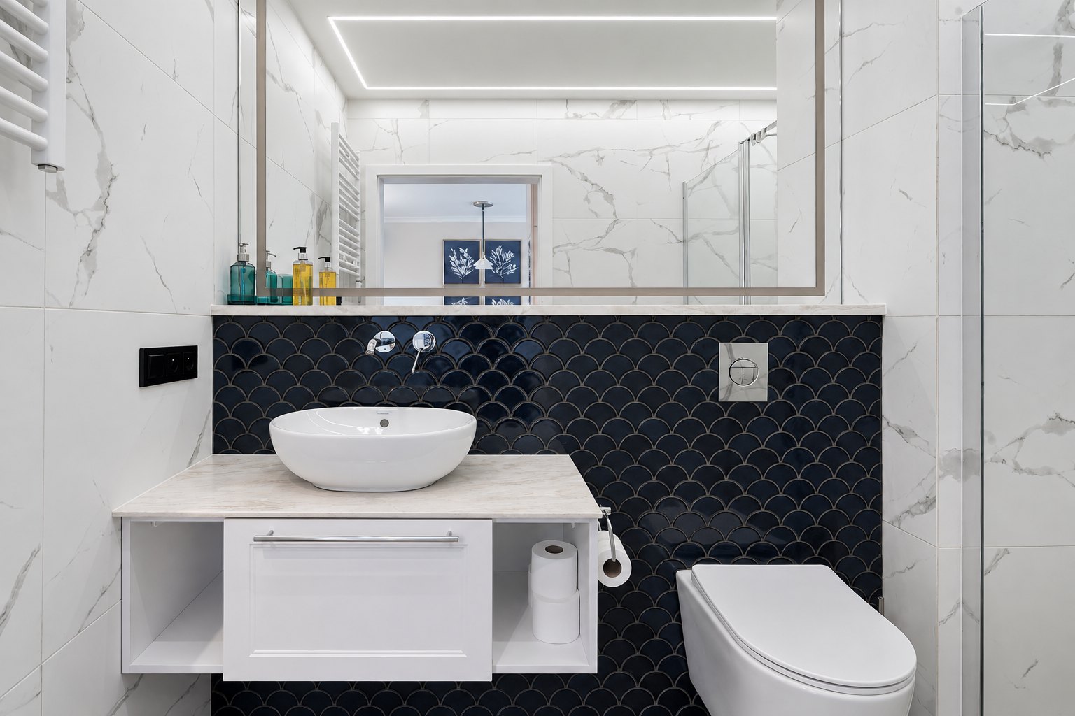 Łazienka z marmurowym rysunkiem i granatowymi płytkami, Apartament w Central Park Mielno
