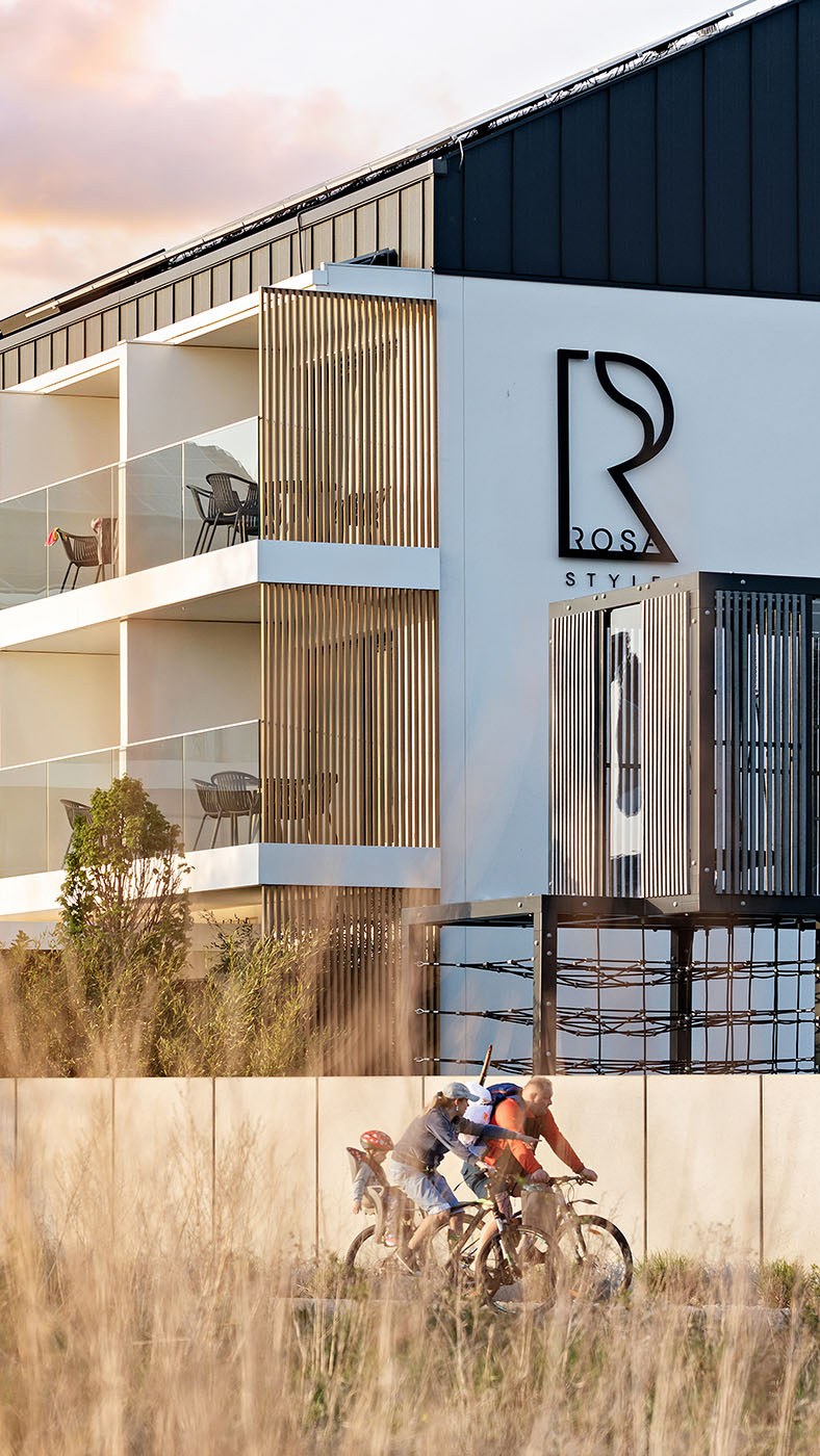 Bryła apartamentów z balkonami od strony dziedzińca, Apartamenty Rosa Style