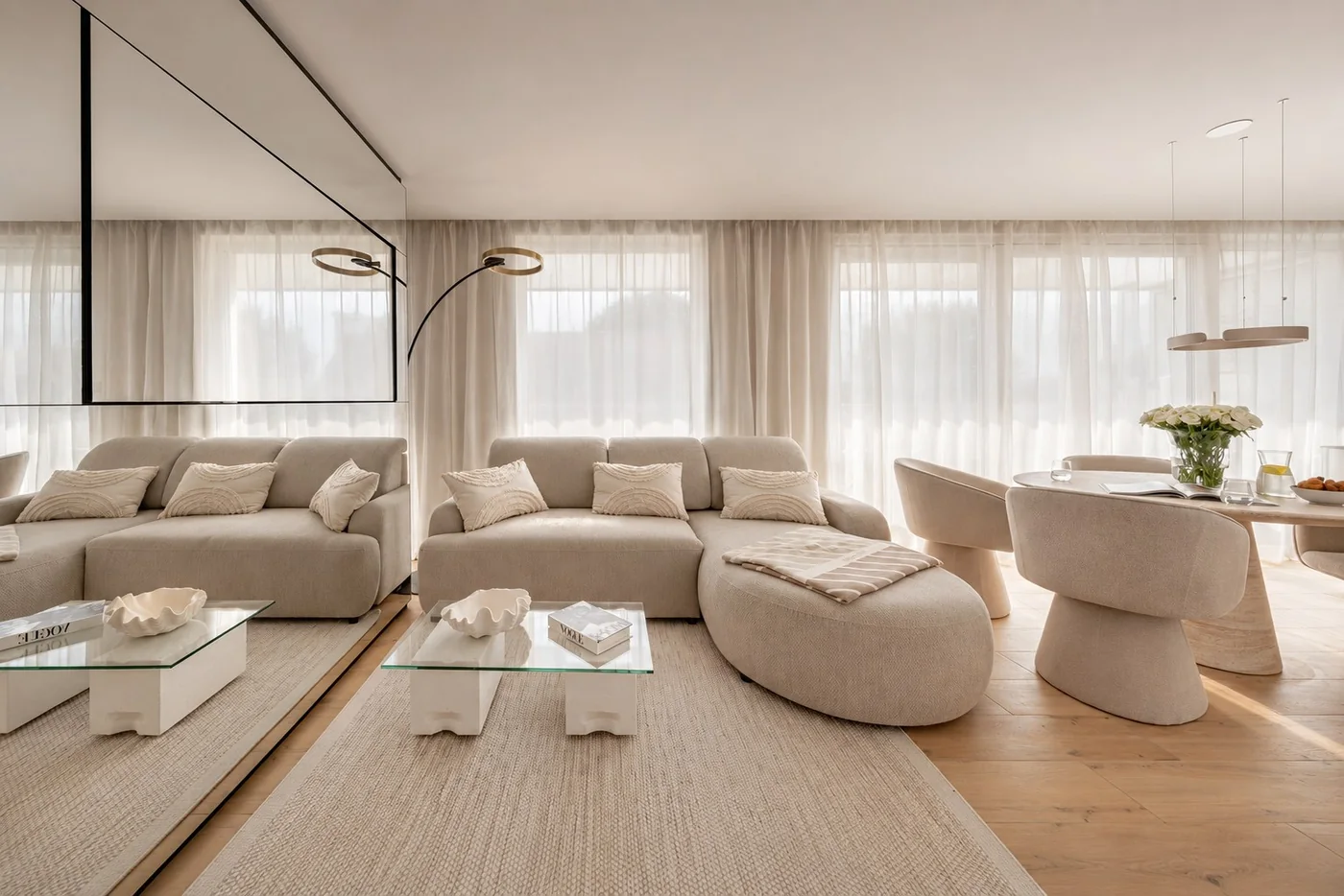 Strefa dzienna Apartamentu Boutique No. 7 w Międzyzdrojach w naturalnym świetle