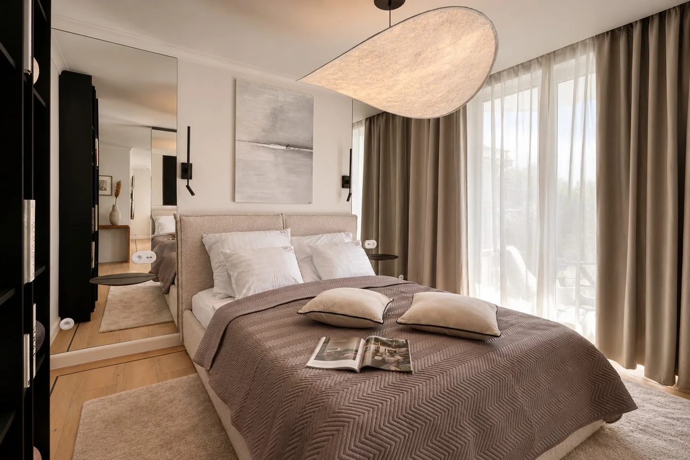 Sypialnia Apartamentu Boutique No. 7 w Międzyzdrojach z wyjściem na balkon