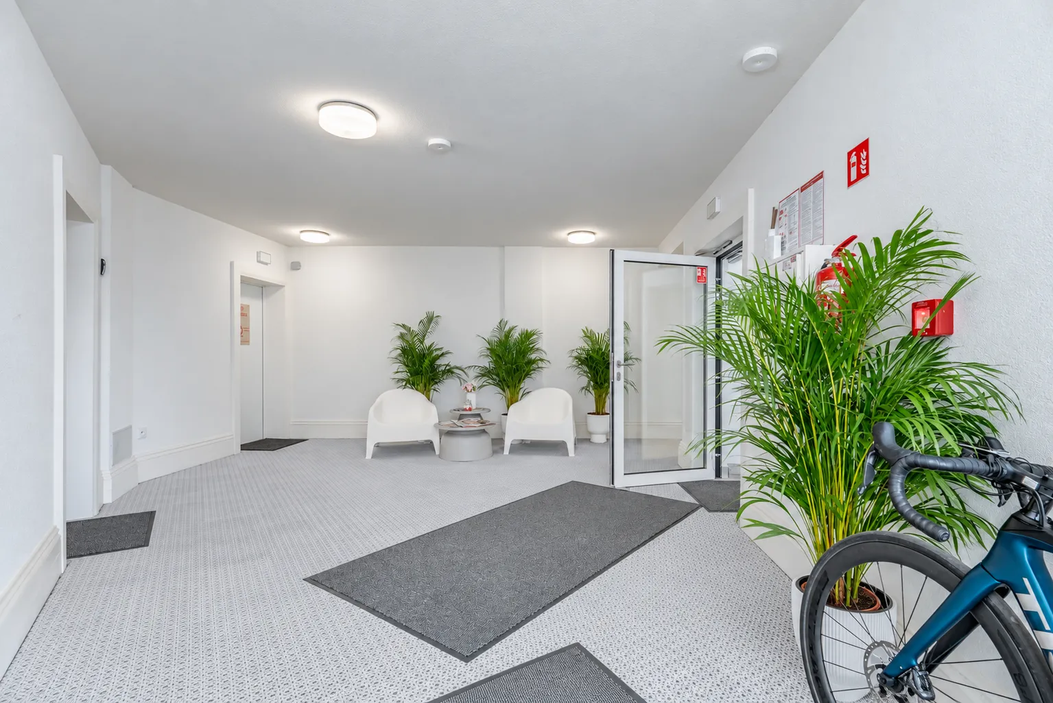 Jasny hol wejściowy budynku Apartamentów Klifowa 22 w Rewalu