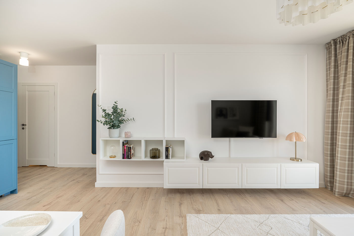 Biała zabudowa RTV i otwarta strefa dzienna, Apartament Okopowa 7, Kołobrzeg