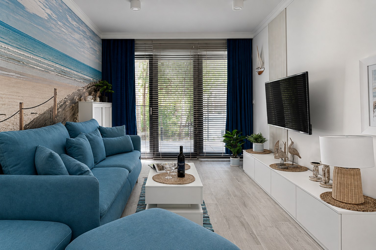 Salon z widokiem na taras i las, Apartament Sea & Forest, Międzyzdroje