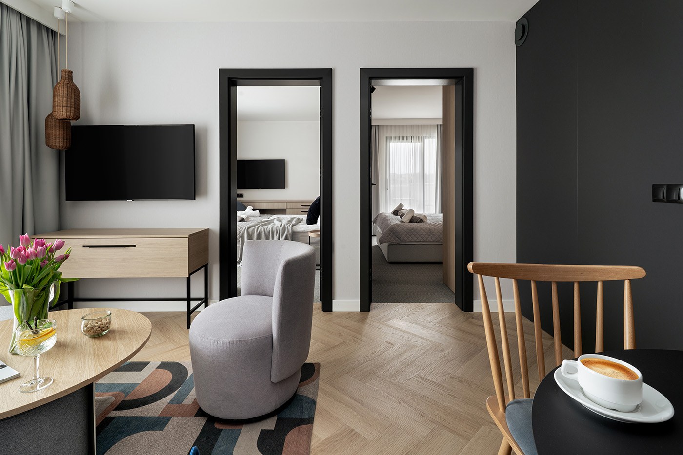 Jasny salon z drewnianymi schodami i aneksem, Apartamenty Rosa Style