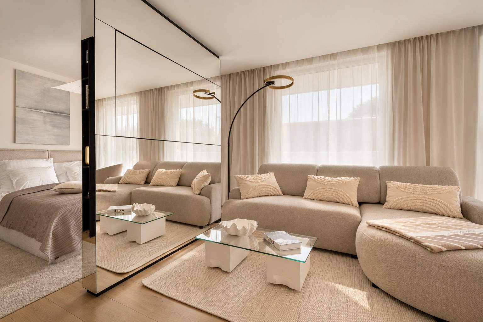Salon w miękkiej palecie naturalnych odcieni, Apartament Boutique No. 7, Międzyzdroje