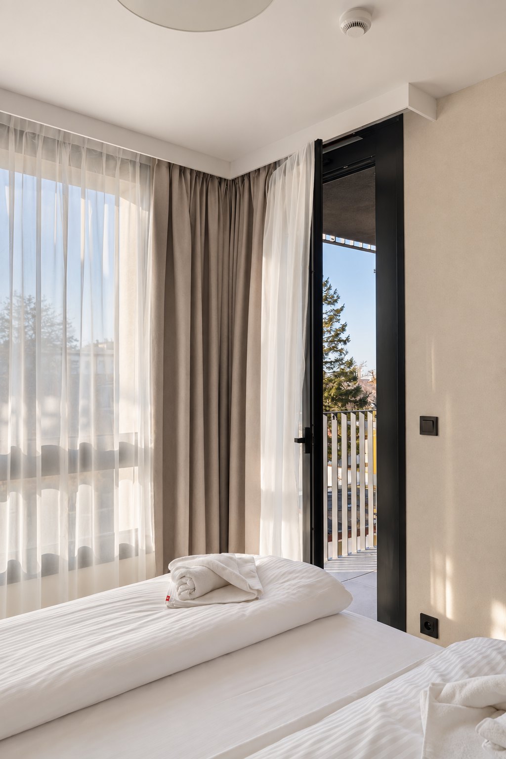 Fragment sypialni przy panoramicznym przeszkleniu, Apartament w Central Park Mielno