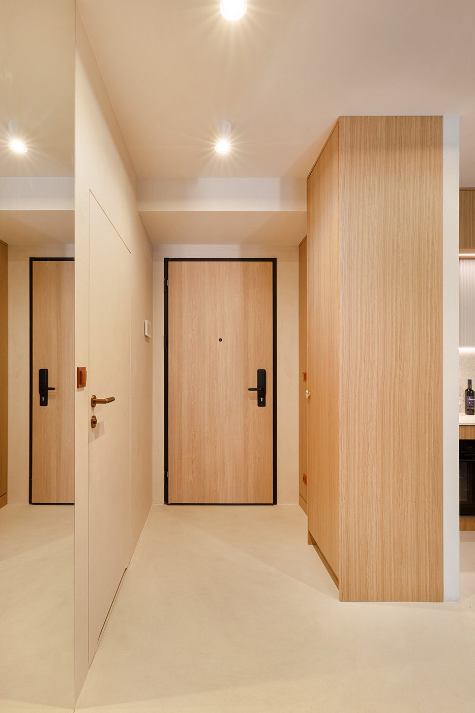 Hol wejściowy z jasnym drewnem i lustrem, Apartament Sea & Woods Star, Międzyzdroje