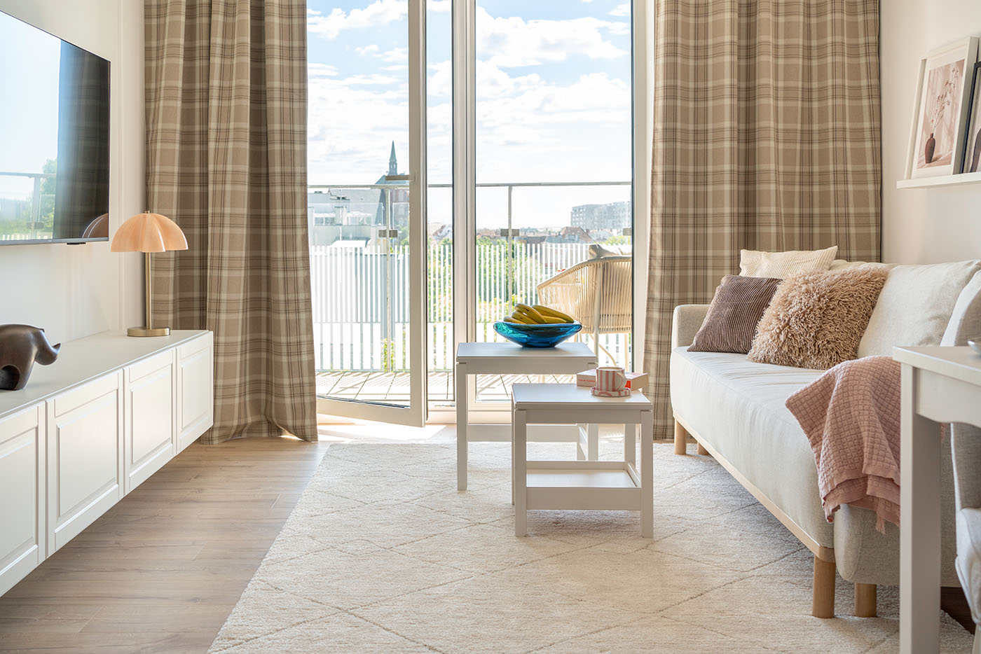 Salon otwarty na balkon i naturalne światło, Apartament Okopowa 7, Kołobrzeg