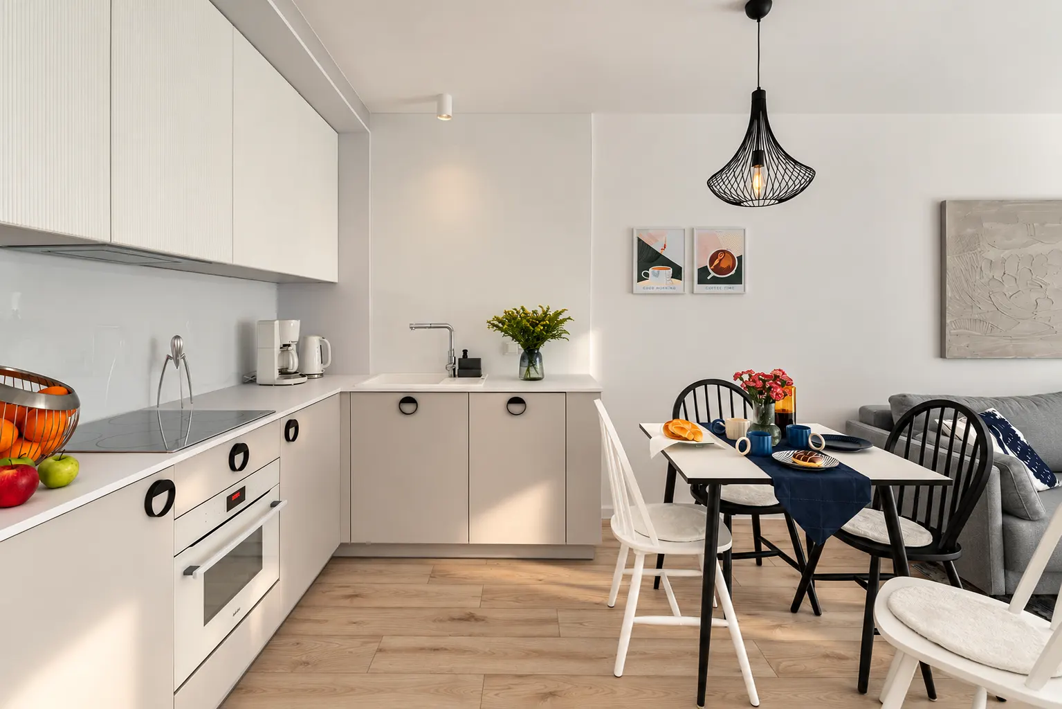 Jasna kuchnia otwarta na jadalnię, Apartament Mar, Kołobrzeg