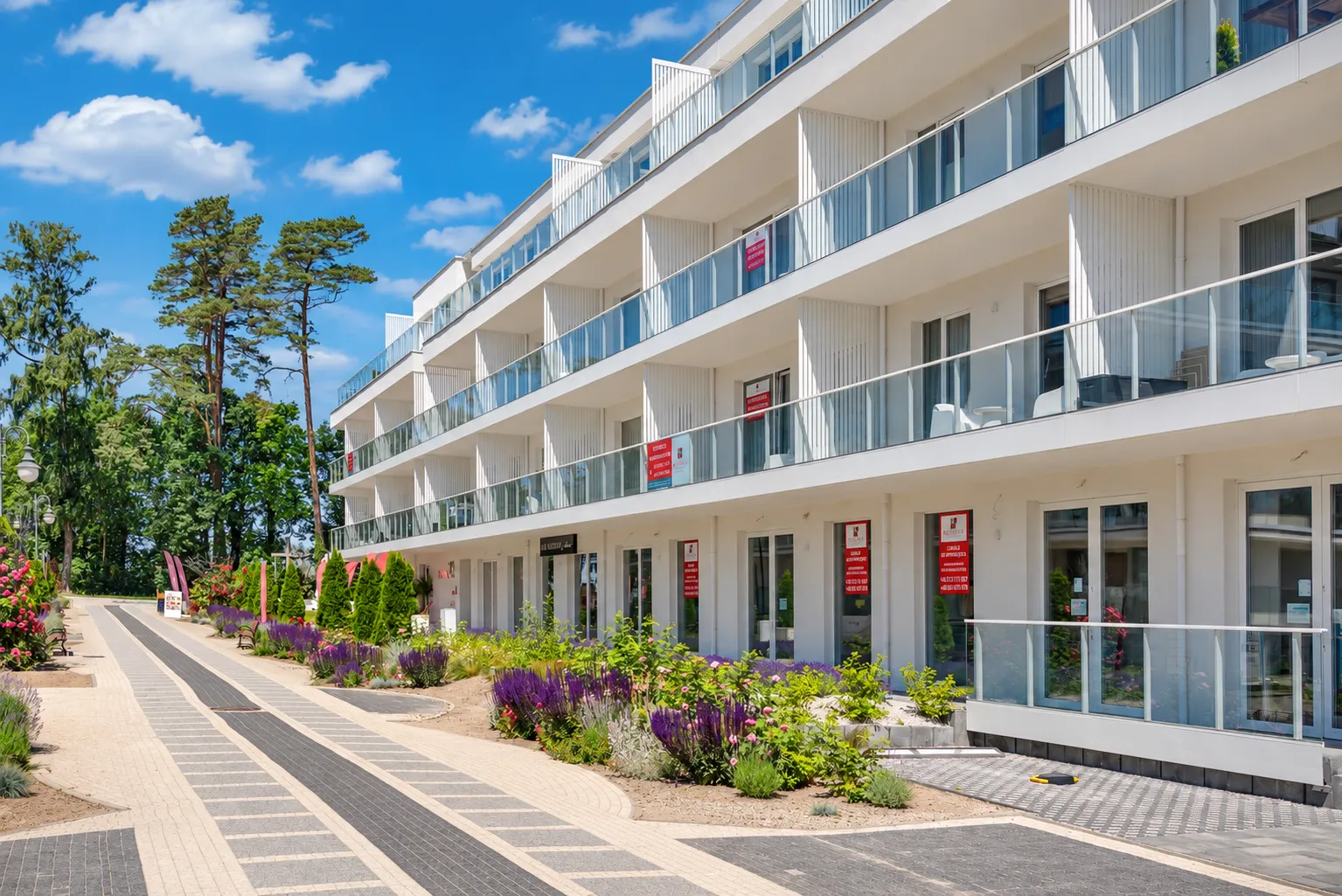 Elewacja Apartamentów Klifowa 22 w Rewalu z lamelami i rytmem balkonów