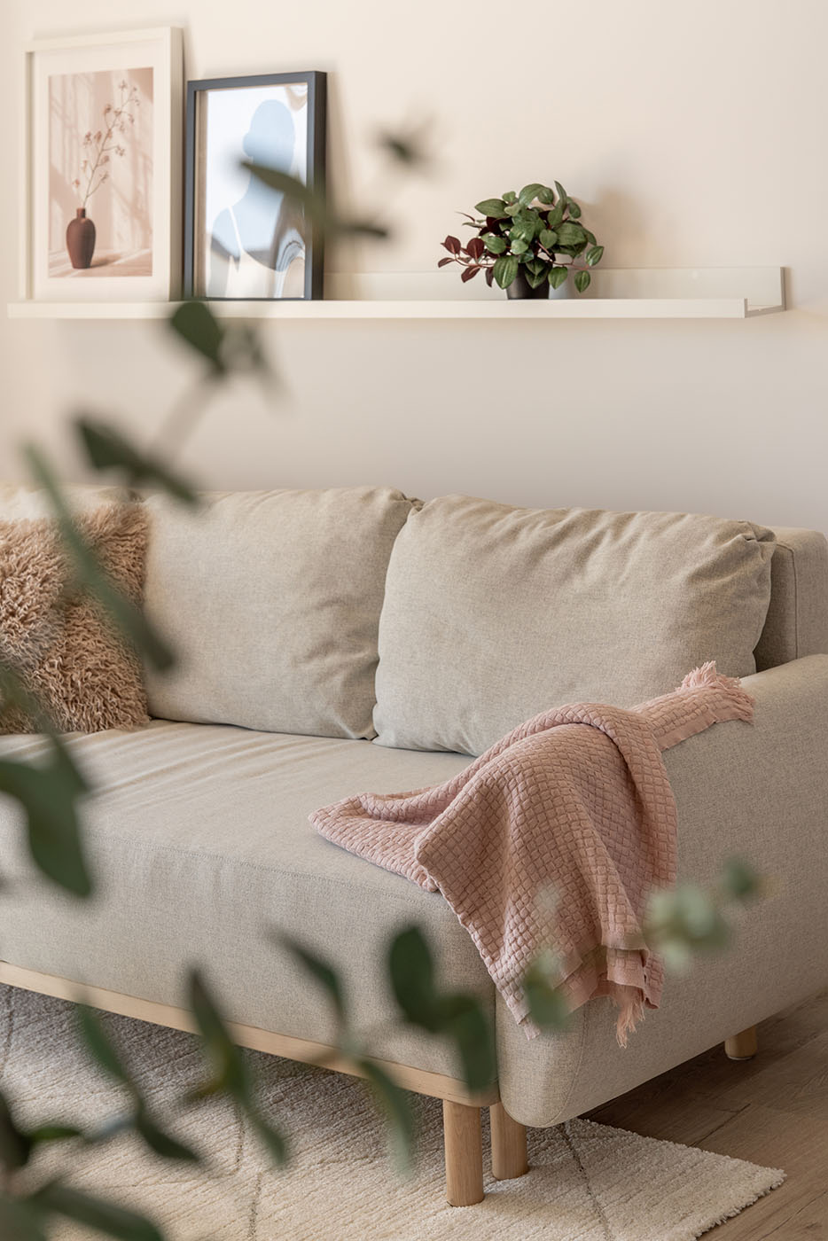 Pionowy detal sypialni z różowymi tekstyliami, Apartament Okopowa 7, Kołobrzeg
