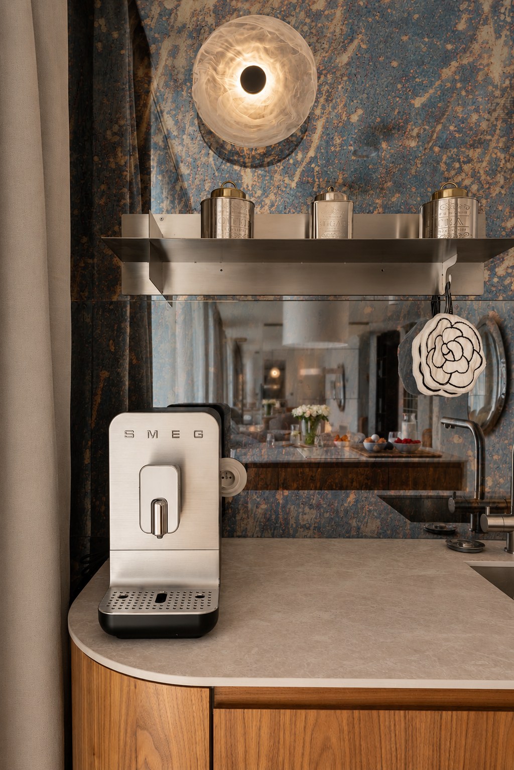 Detal ekspresu w zabudowie kuchennej, Apartament Boutique No. 7, Międzyzdroje
