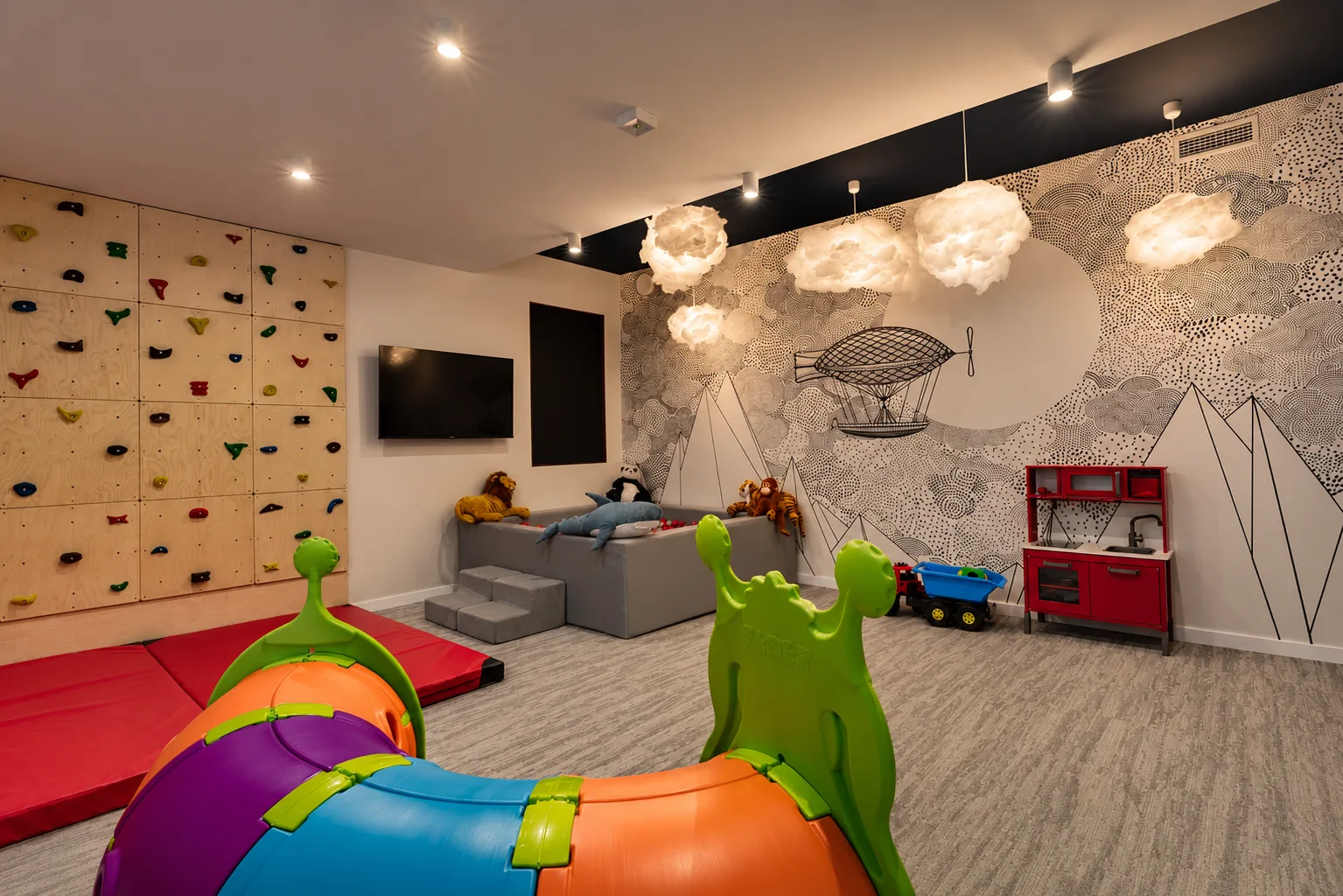 Sala zabaw dla dzieci ze ścianką wspinaczkową w Apartamentach WhiteBlue