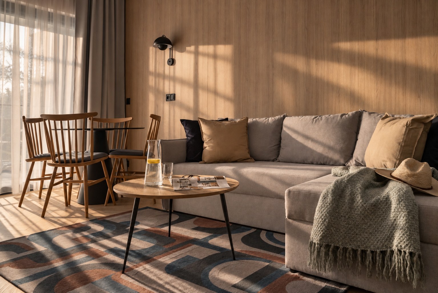 Szeroki salon z aneksem kuchennym i drewnianymi schodami, Apartamenty Rosa Style