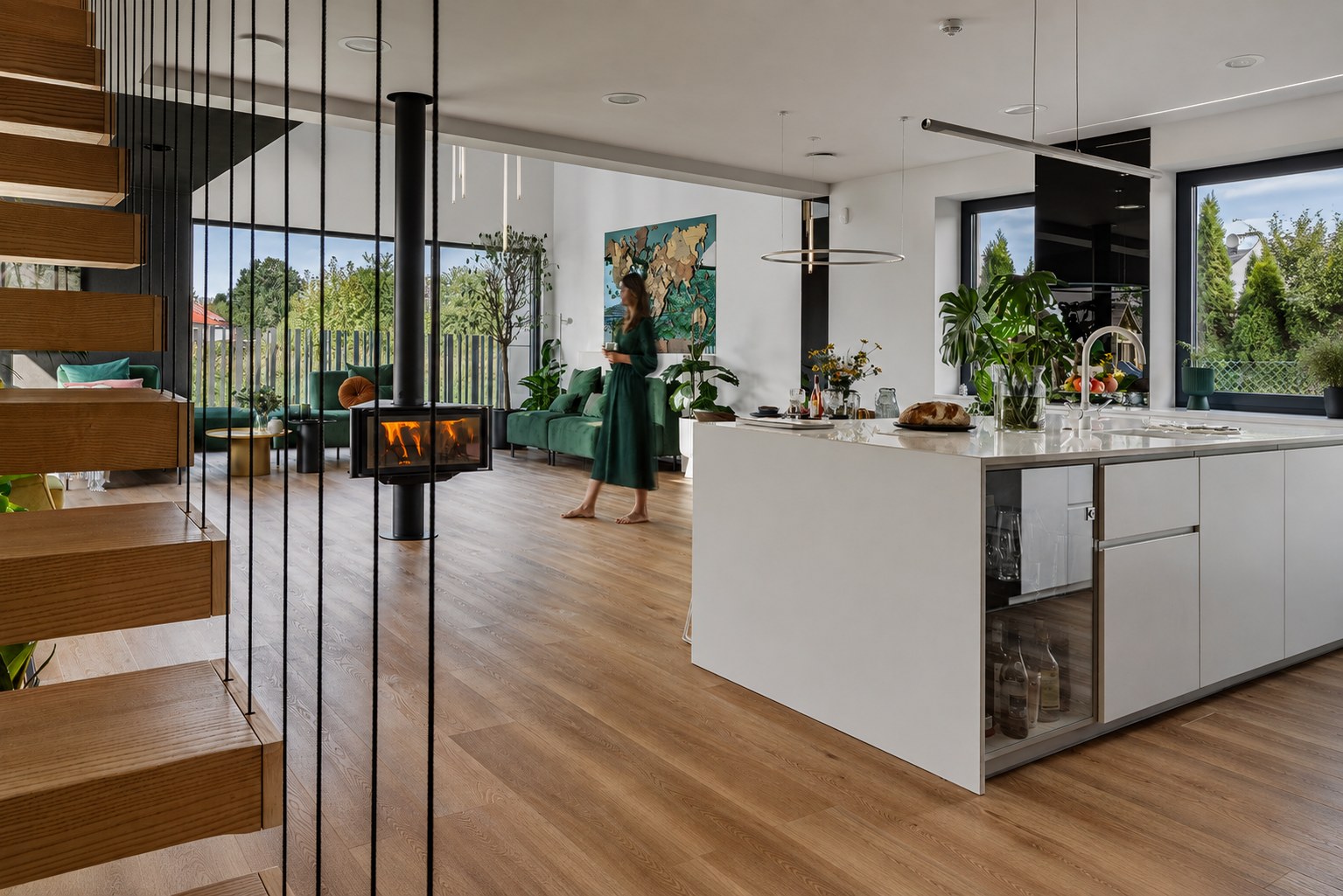 Otwarta strefa dzienna z kuchnią i schodami, Dom w Szczecinie, projekt Architeka Szczecin