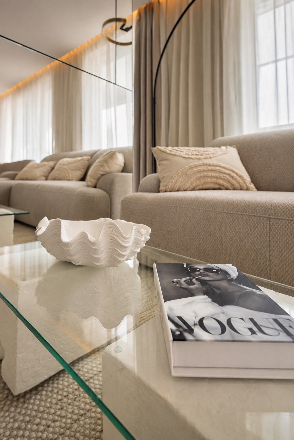 Fragment salonu z przeszkleniem i stolikiem, Apartament Boutique No. 7, Międzyzdroje