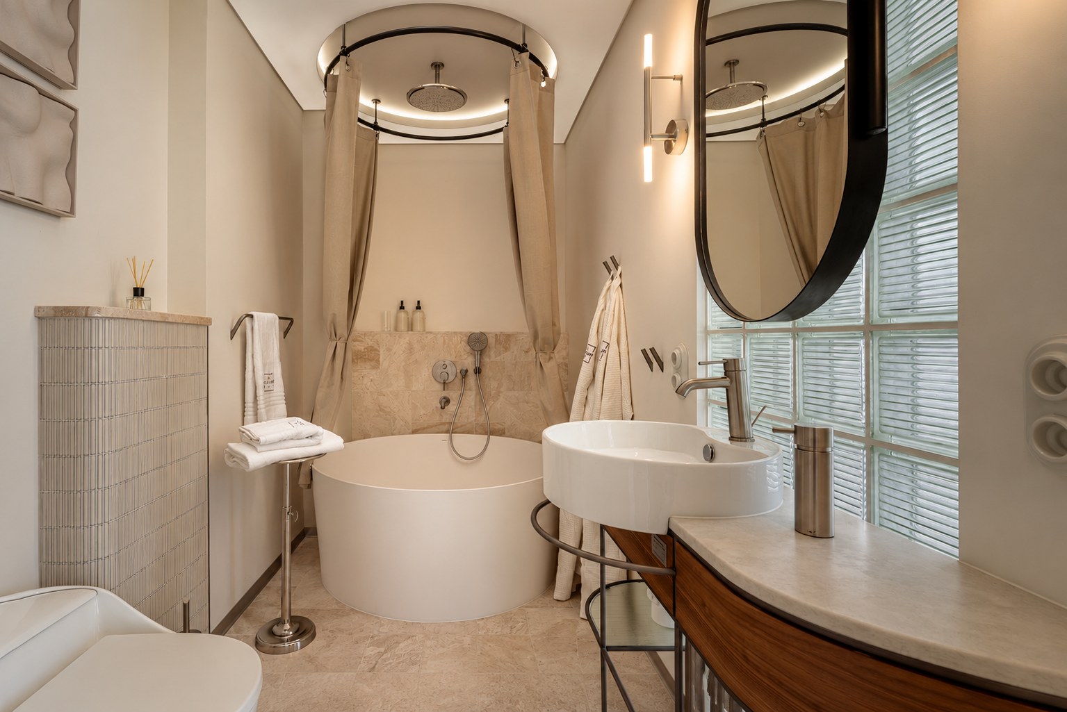 Jasna łazienka z wanną i okrągłymi lustrami, Apartament Boutique No. 7, Międzyzdroje