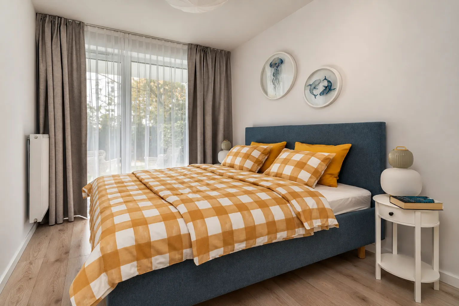 Sypialnia w żółto-białą kratę, Apartament Mar, Kołobrzeg