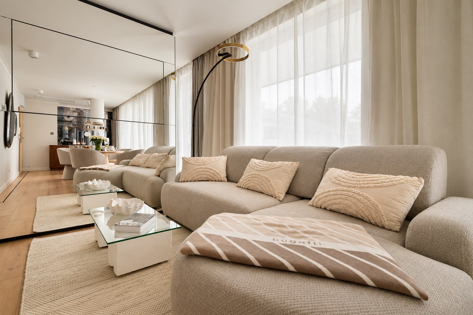 Sofa przy panoramicznym przeszkleniu, Apartament Boutique No. 7, Międzyzdroje