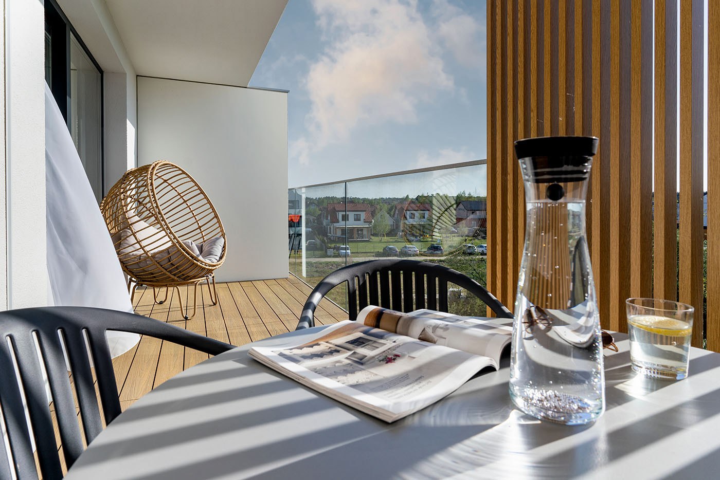 Balkon apartamentu z widokiem na zieleń i morze światła, Apartamenty Rosa Style