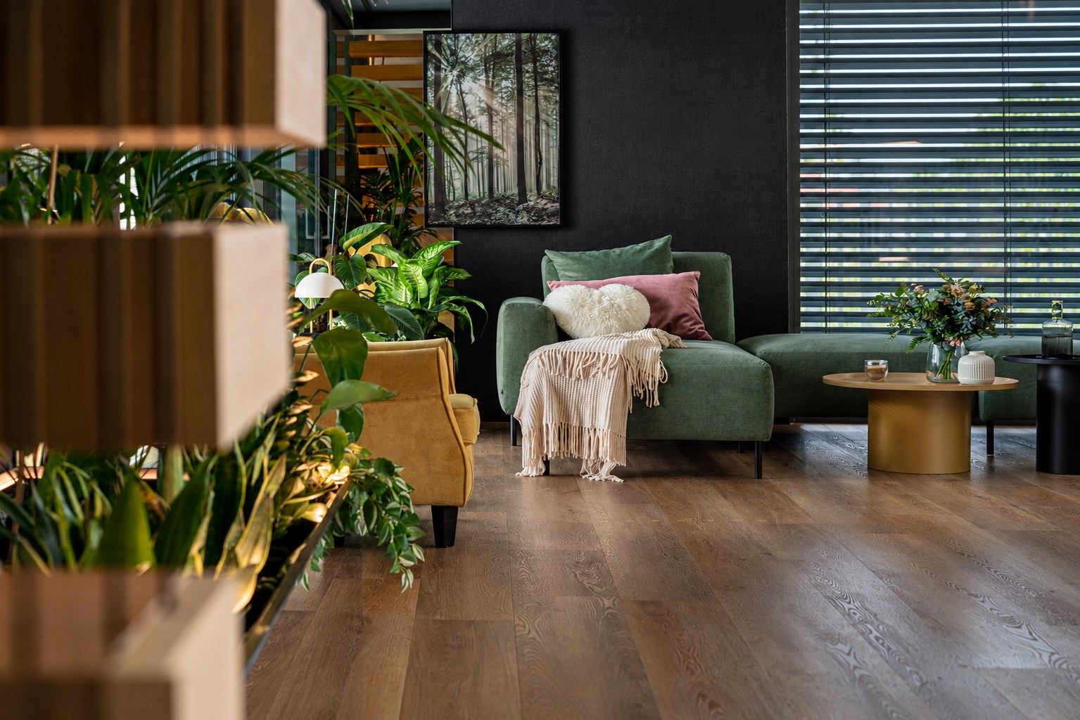 Salon z zieloną sofą i kominkiem, Dom w Szczecinie, projekt Architeka Szczecin