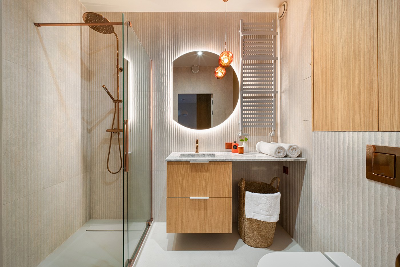 Jasna łazienka z drewnianą zabudową i prysznicem, Apartament Sea & Woods Star, Międzyzdroje