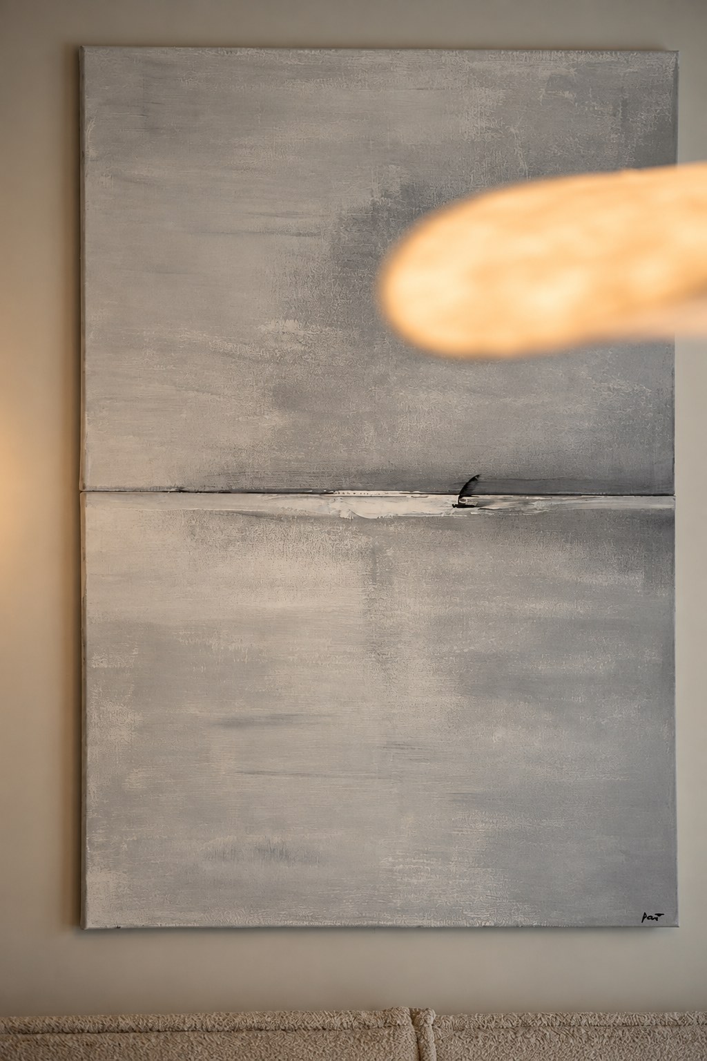 Minimalistyczny obraz z organiczną formą, Apartament Boutique No. 7, Międzyzdroje