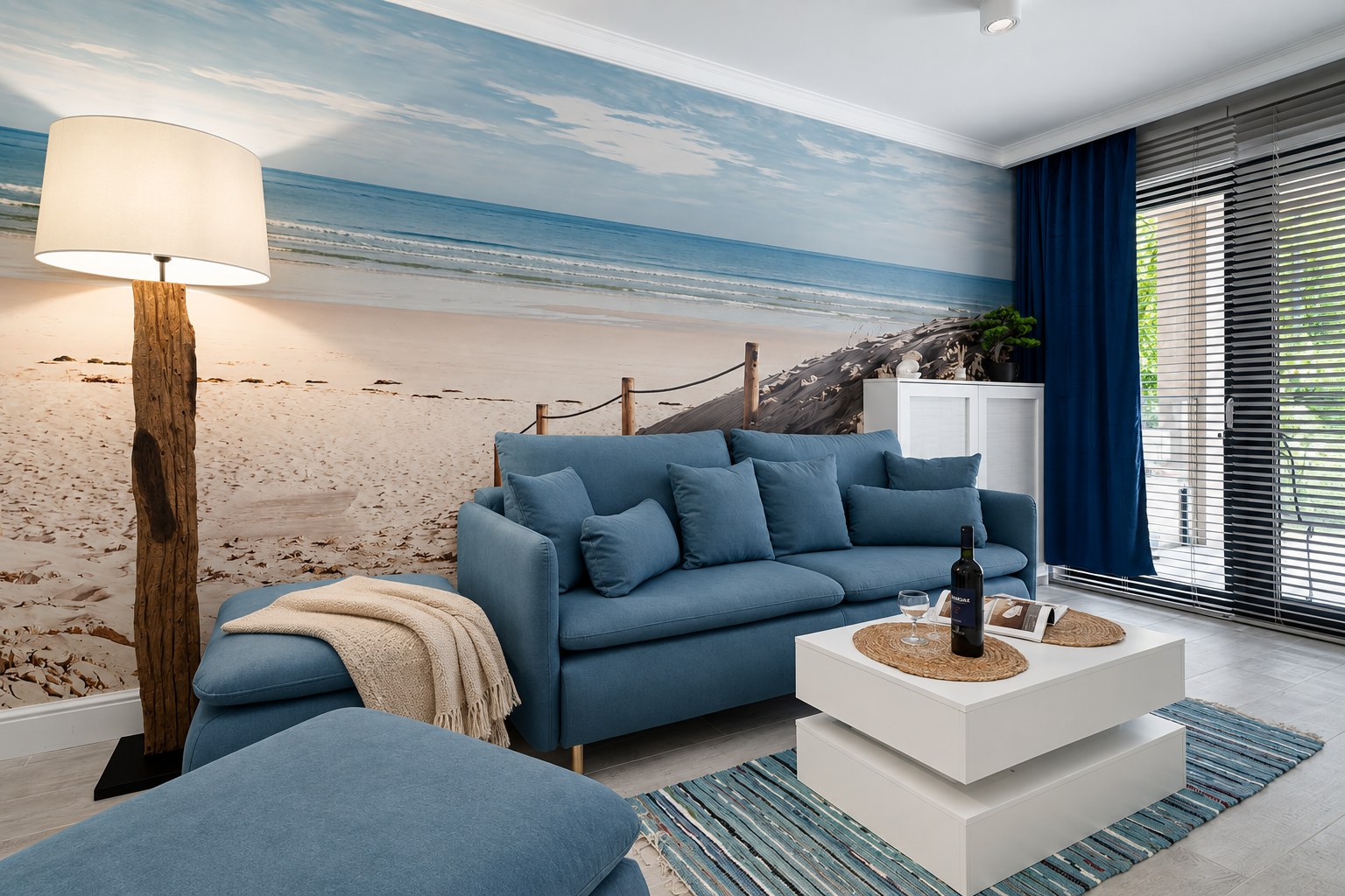 Salon z błękitną sofą i morską grafiką, Apartament Sea & Forest, Międzyzdroje