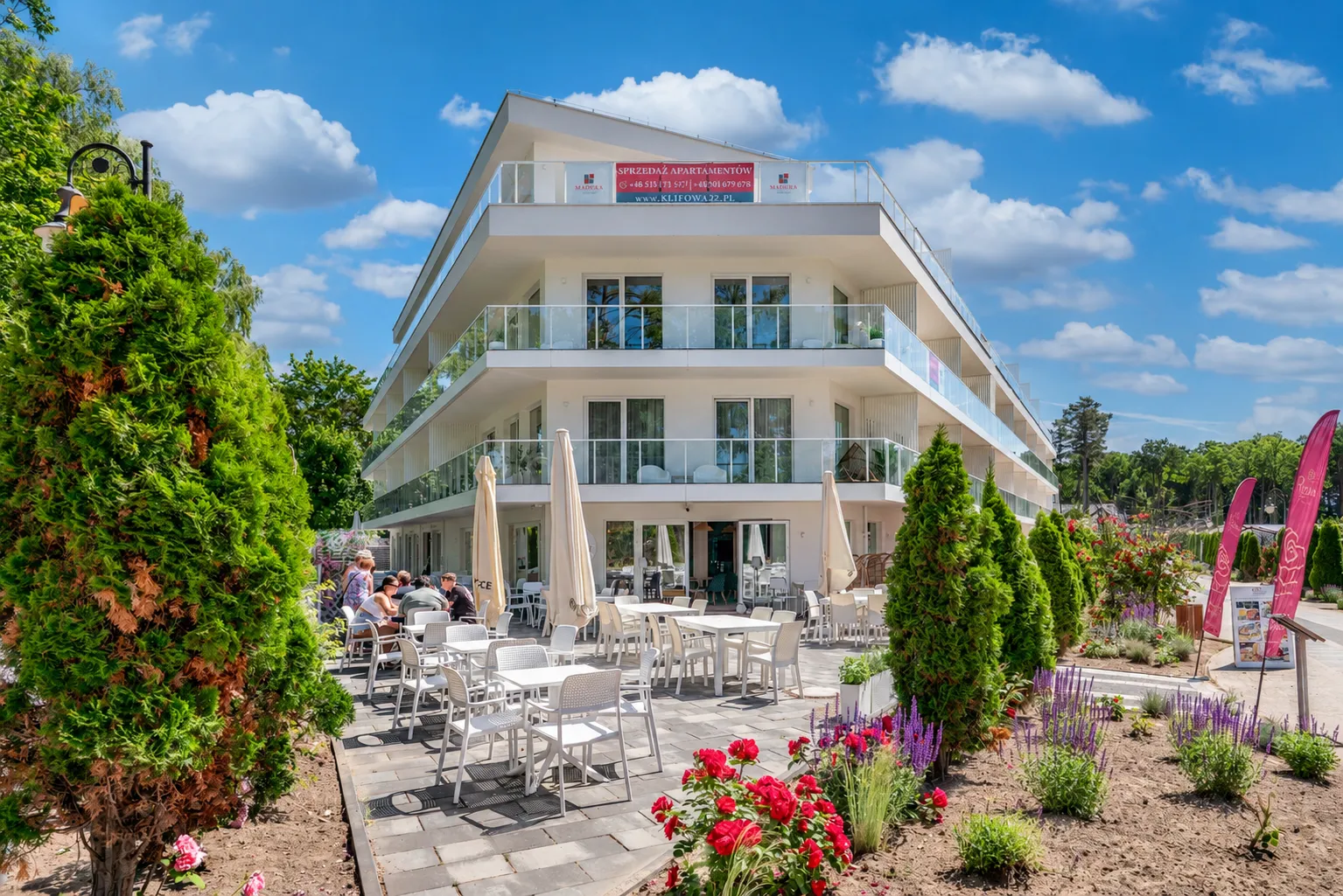 Narożnik budynku z ogródkiem restauracji przy Alei Różanej w Rewalu