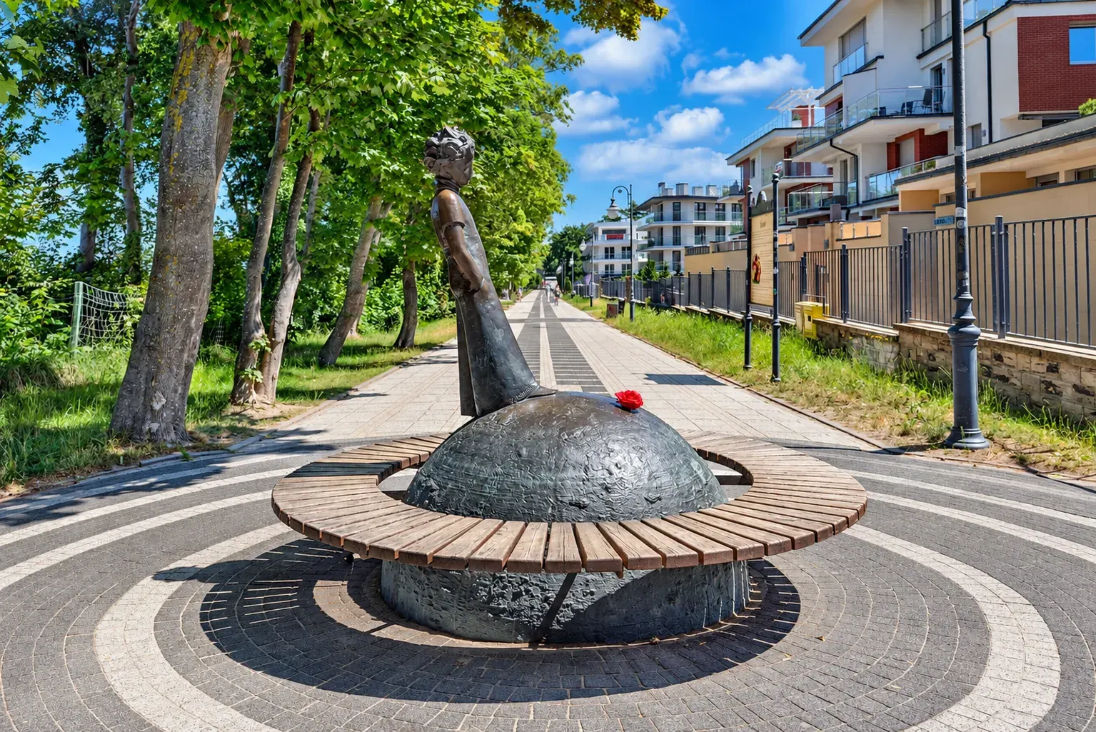 Okrągła ławka z Małym Księciem przy promenadzie w Rewalu