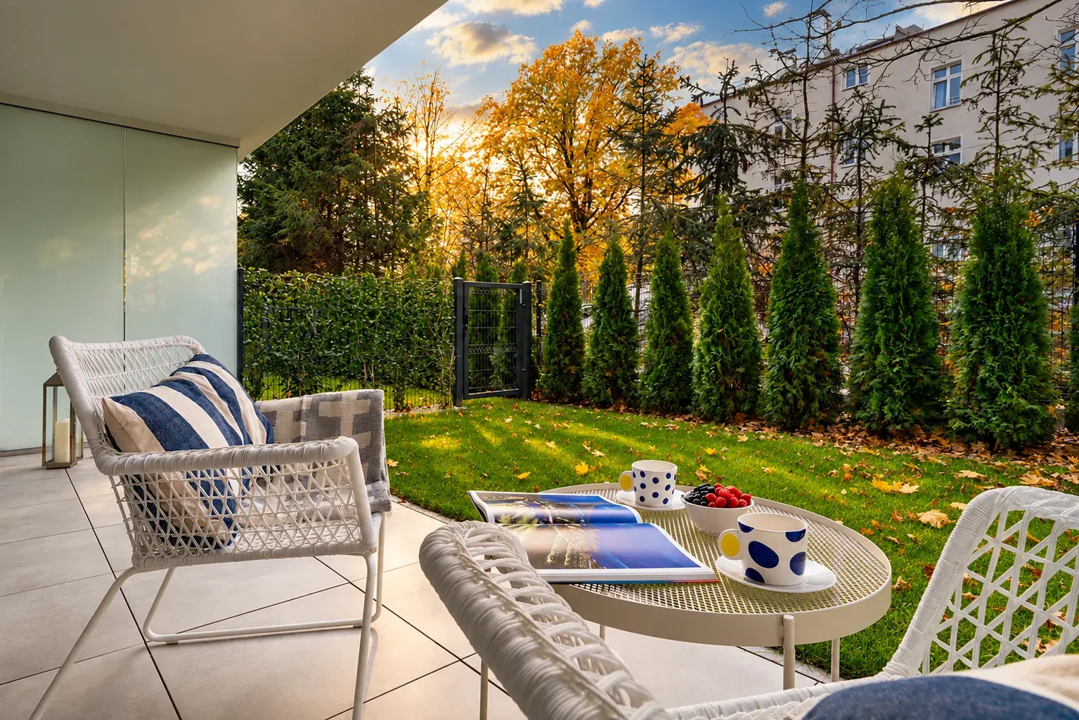 Taras z ogródkiem apartamentu na parterze WhiteBlue jesienią