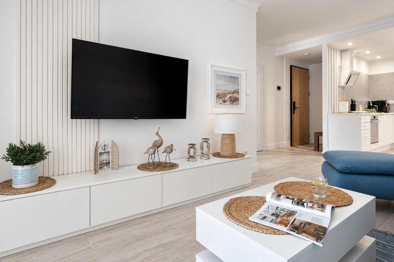 Szafka telewizyjna z nadmorskimi detalami, Apartament Sea & Forest, Międzyzdroje