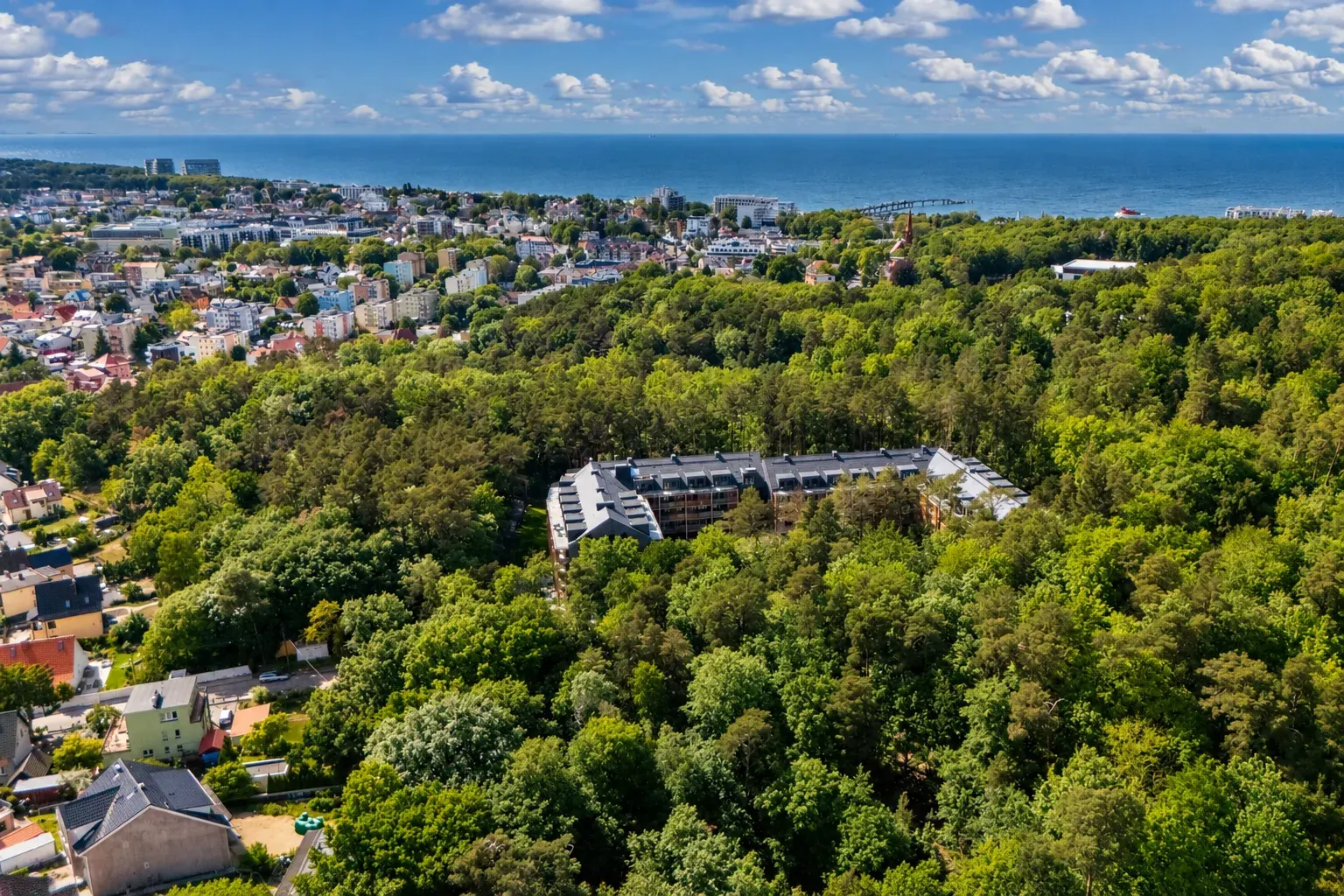 Resort Sea & Forest wśród koron drzew, panorama z drona na zabudowę Międzyzdrojów