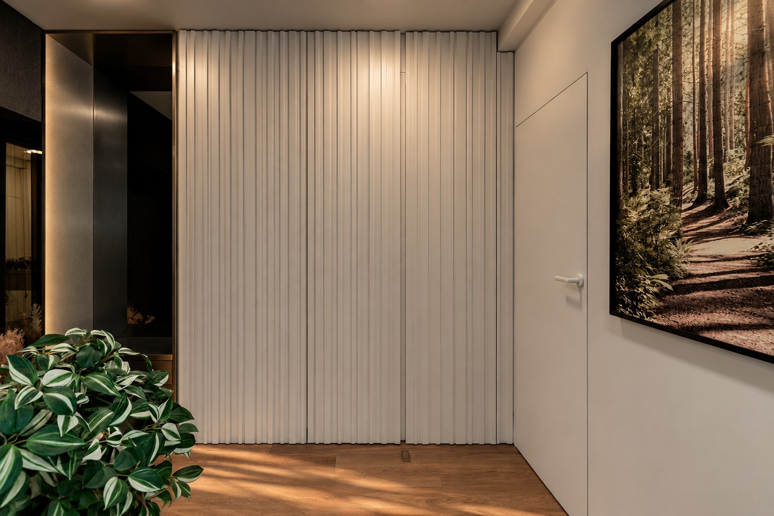 Salon z sofą, kominkiem i roślinami, Dom w Szczecinie, projekt Architeka Szczecin