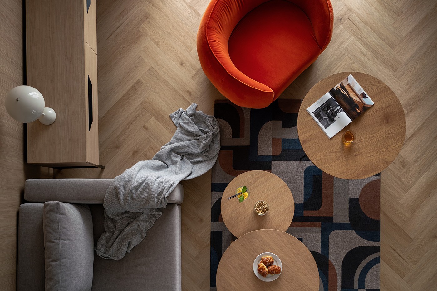 Stolik kawowy i czerwony fotel widziane z góry, Apartamenty Rosa Style