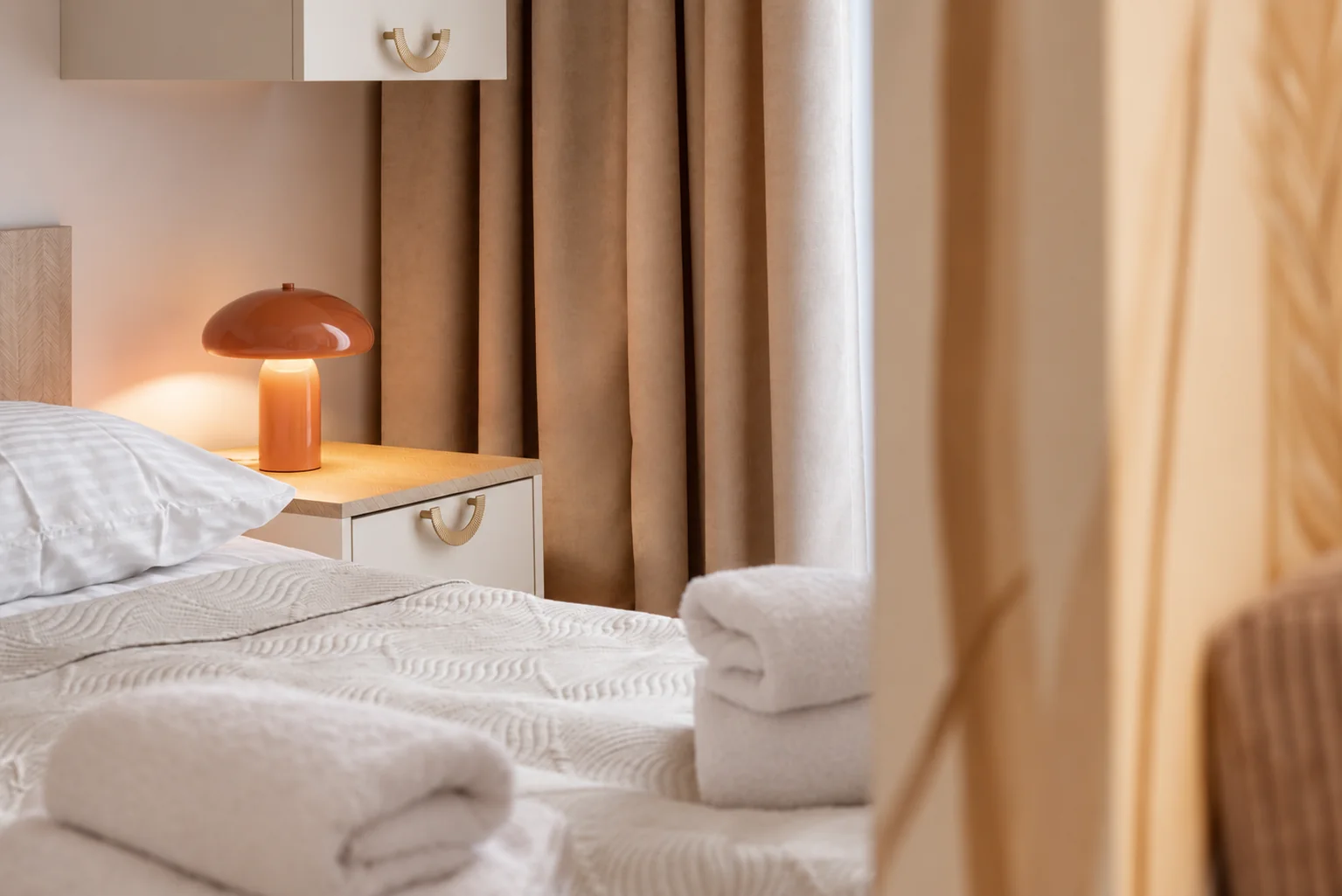 Detal sypialni apartamentu Klifowa 22 w Rewalu