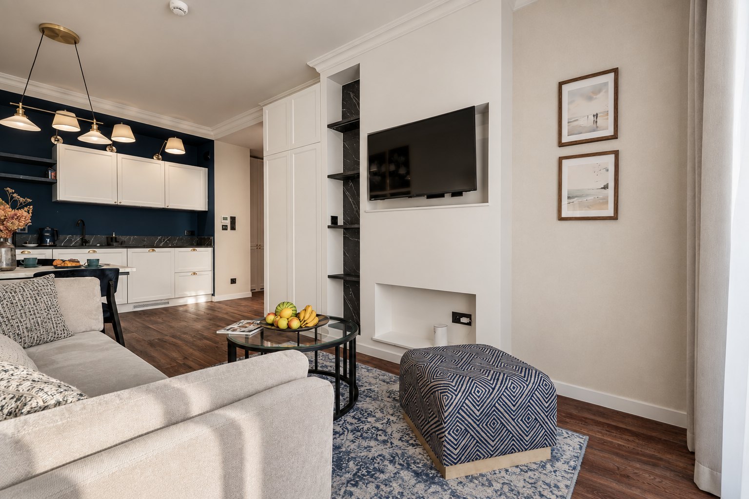Strefa dzienna z sofą, fotelem i aneksem, Apartament w Central Park Mielno
